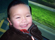 In de bus terug zit ik pappa uit te lachen om een foutje dat hij maakte